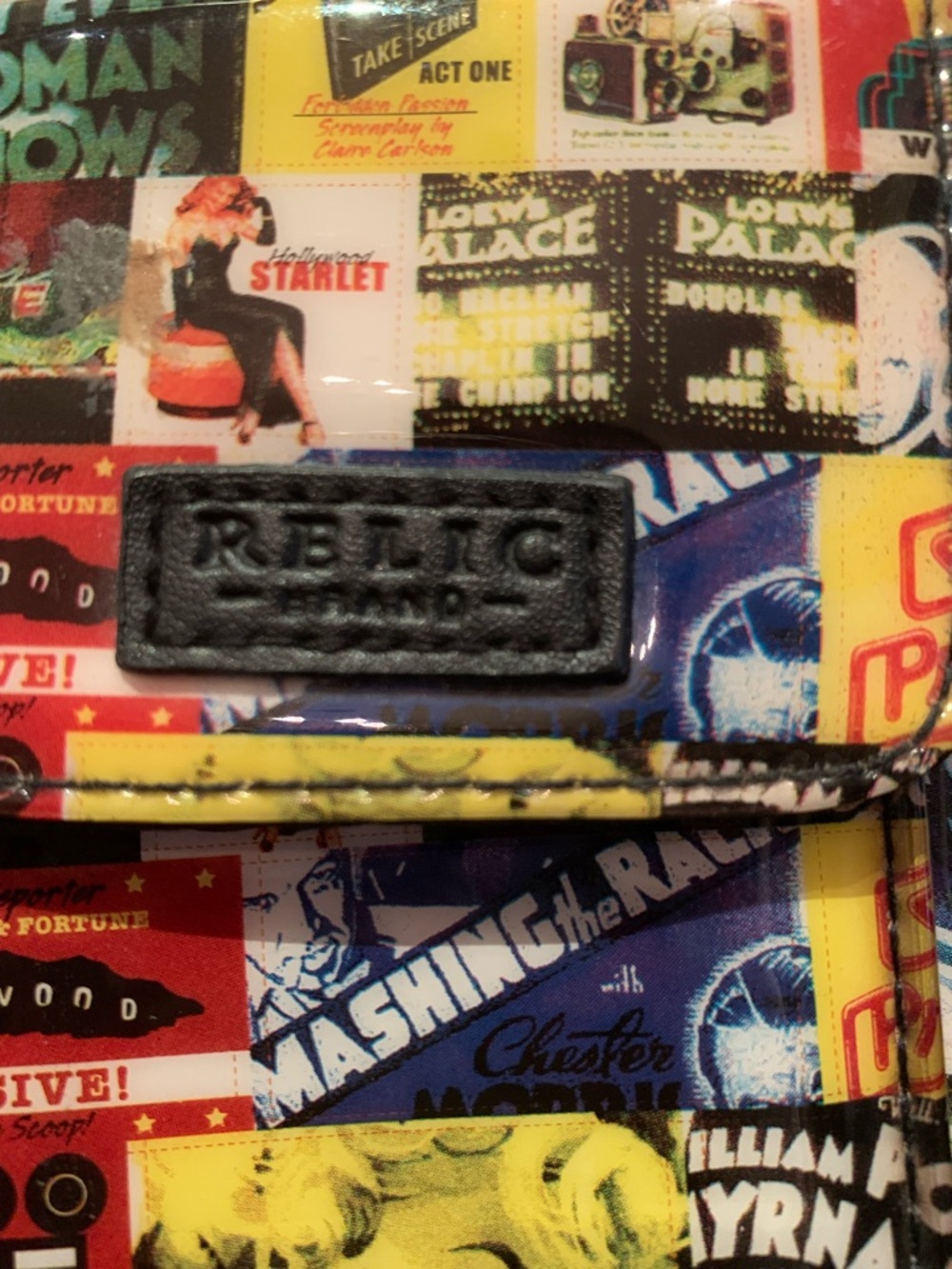 💥RELIC HOLLYWOOD COLLAGE CROSSBODY WALLET. NWOT - Picture 6 of 9